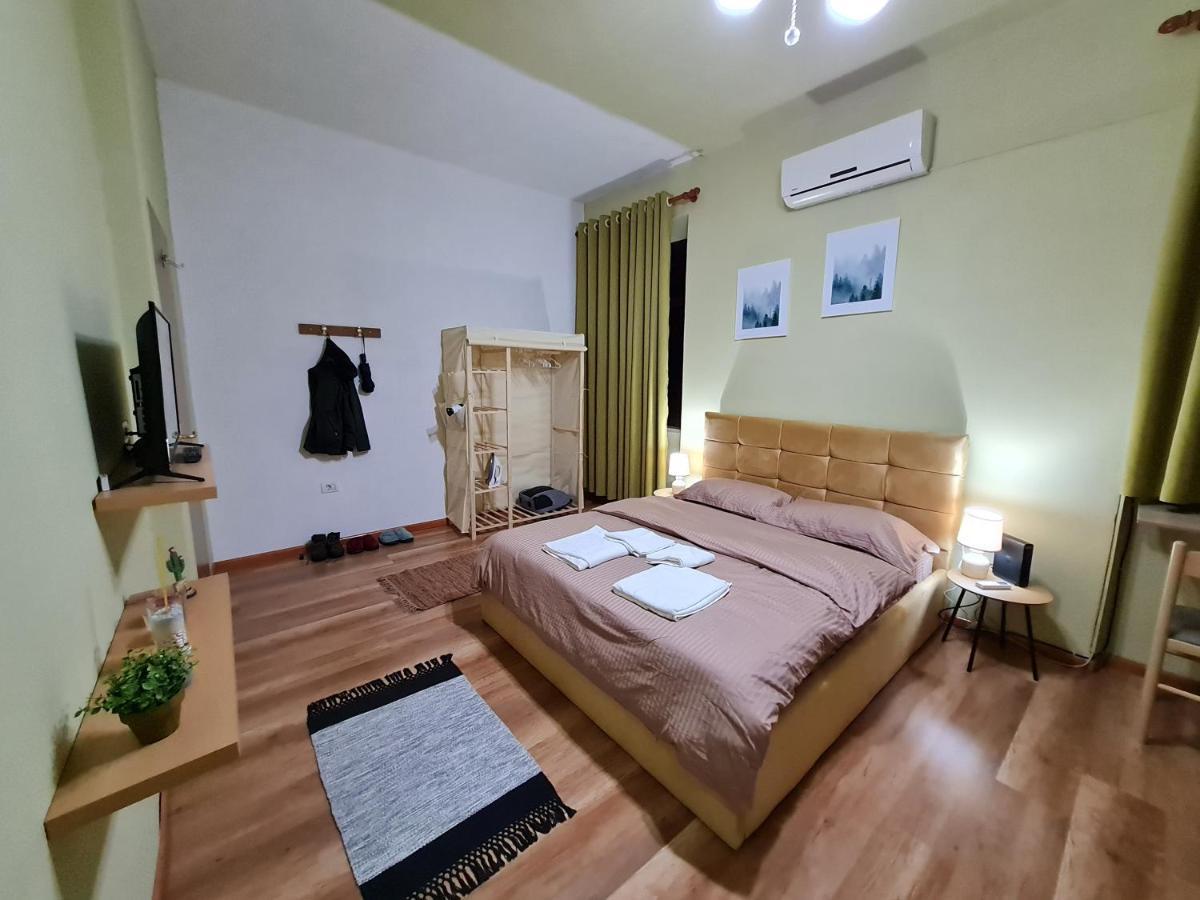 Apartment Ex-block District Charming With Treeish Sorrounding View! Tirana