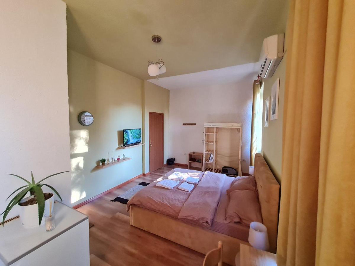 Ex-block District Charming With Treeish Sorrounding View! Apartment Tirana
